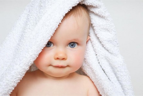 初乳很黄是不是不干净不可以喝？母乳怎么喂养烟台捐卵宝宝？